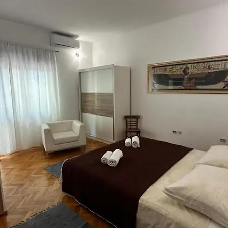 아파트 Beachfront Spacious With Terrace Kaštela