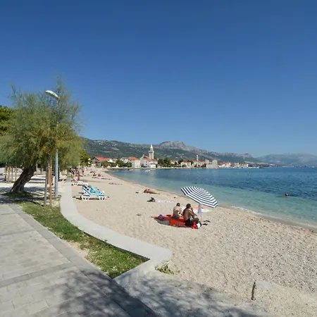 Beachfront Spacious With Terrace Kaštela
