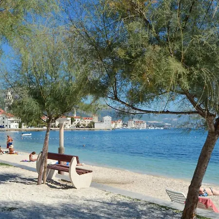 Beachfront Spacious With Terrace Kaštela